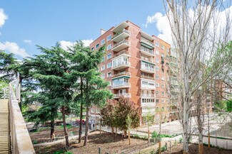Plus de détails pour Multi-résidentiel à vendre