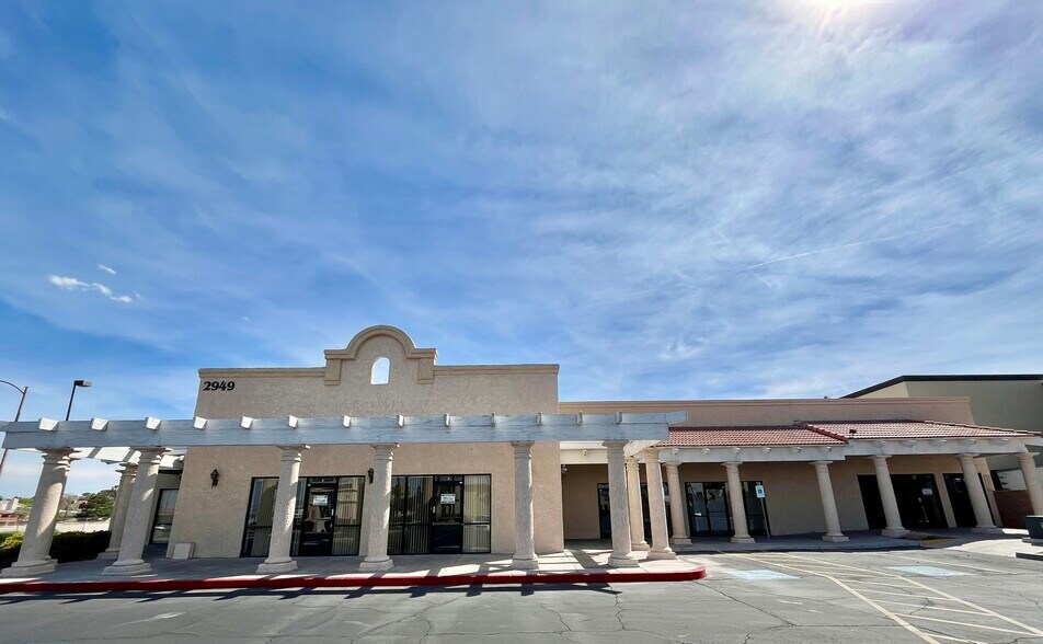 2833-2949 E Desert Inn Rd, Las Vegas, NV à louer - Photo du bâtiment - Image 3 de 8