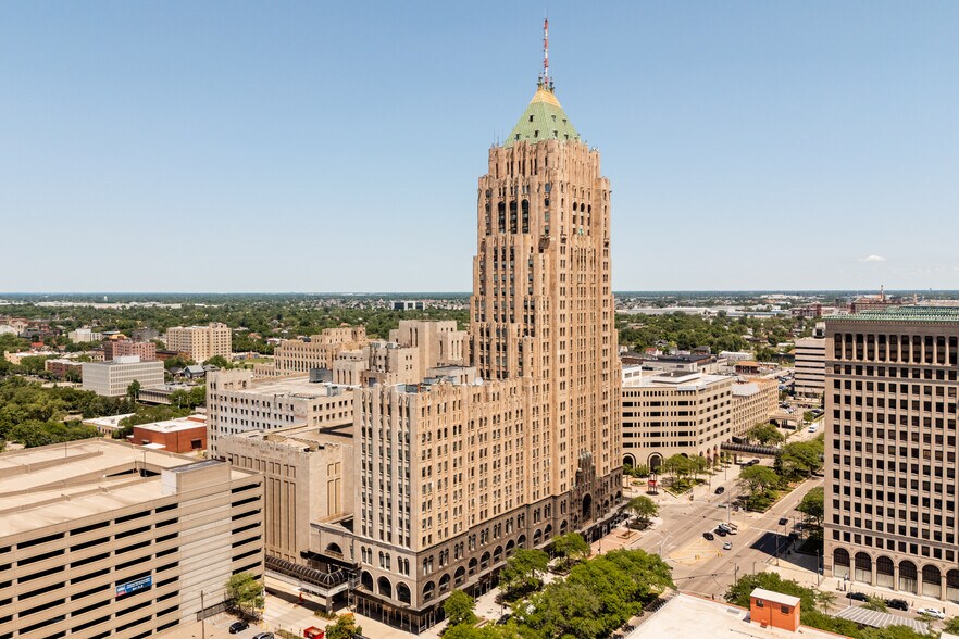 3011 W Grand Blvd, Detroit, MI à louer - Photo du bâtiment - Image 3 de 14