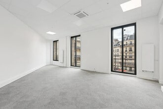 13 Place Kossuth, Paris for lease Interior Photo- Image 2 of 7