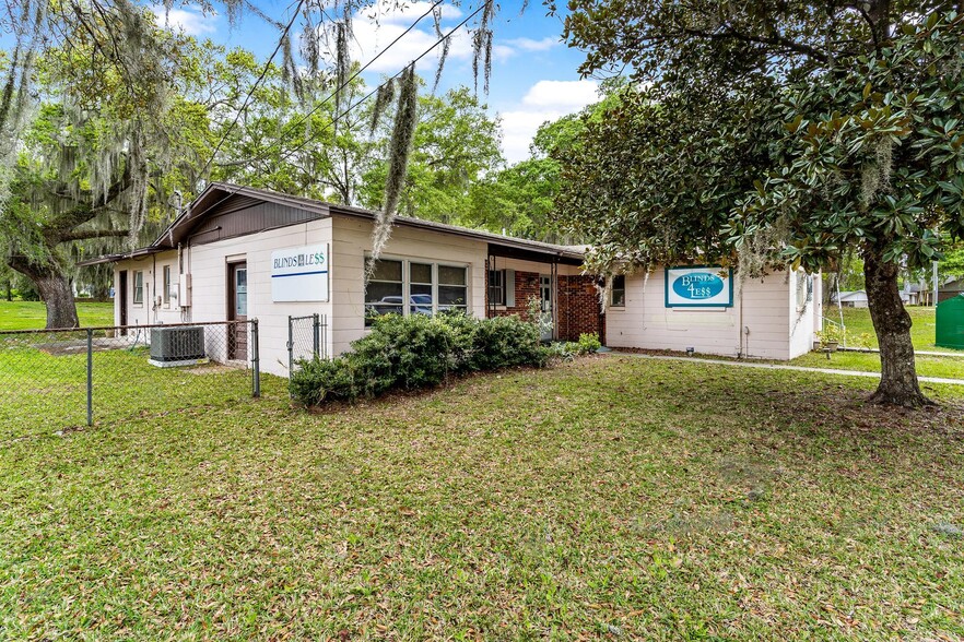 109 W Lakeview St, Lady Lake, FL for lease - Building Photo - Image 1 of 4