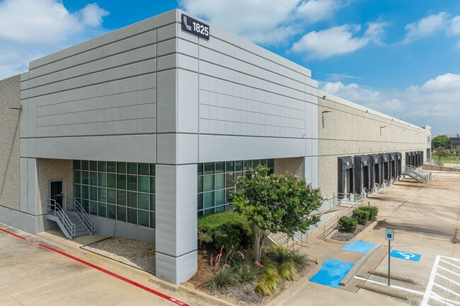 Plus de détails pour 1825 Westpark Dr, Grand Prairie, TX - Industriel à louer