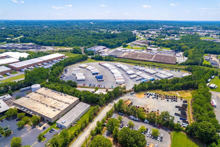 725 Lawton Rd, Charlotte, NC à louer - Photo du bâtiment - Image 2 de 9