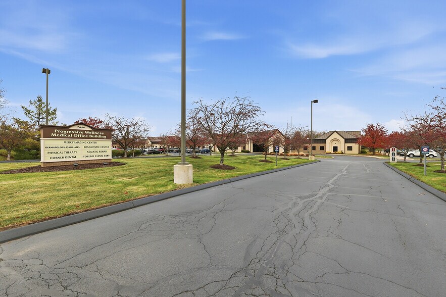 7640 Sylvania Ave, Sylvania, OH à louer - Photo du bâtiment - Image 3 de 12