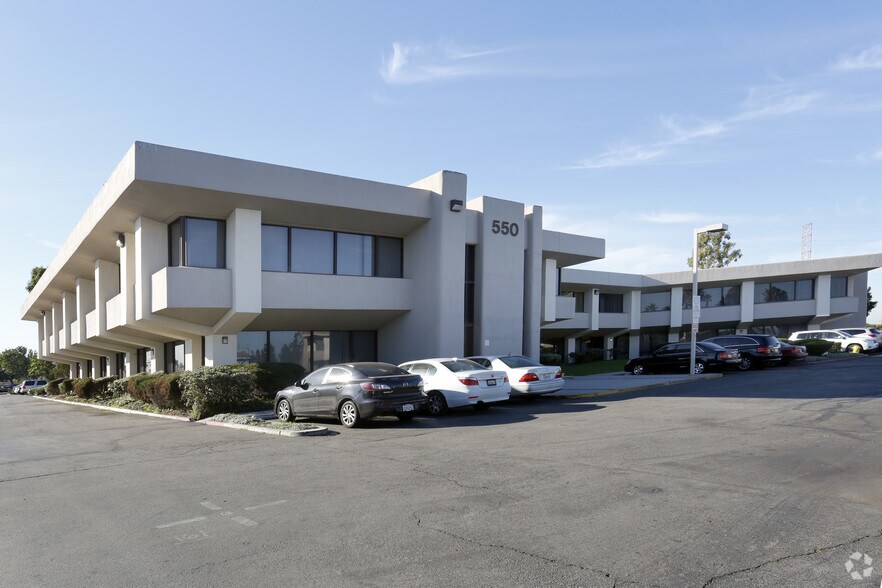 550 E Carson Plaza Dr, Carson, CA à louer - Photo du bâtiment - Image 2 de 5