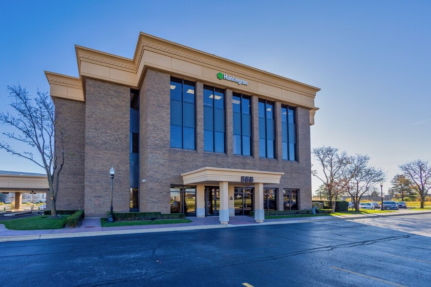 555 E Butterfield Rd, Lombard, IL for lease - Building Photo - Image 2 of 15