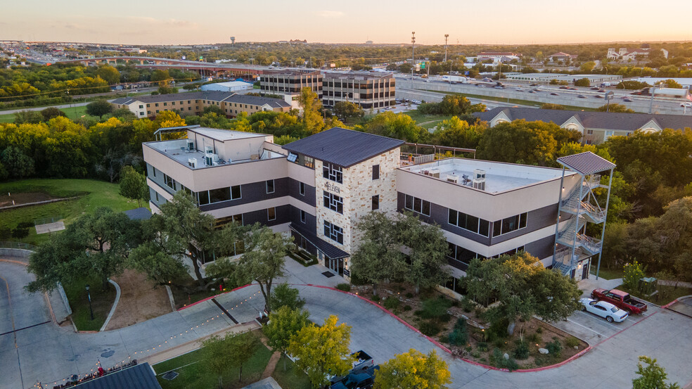 411 W Main St, Round Rock, TX à louer - Photo du bâtiment - Image 3 de 12