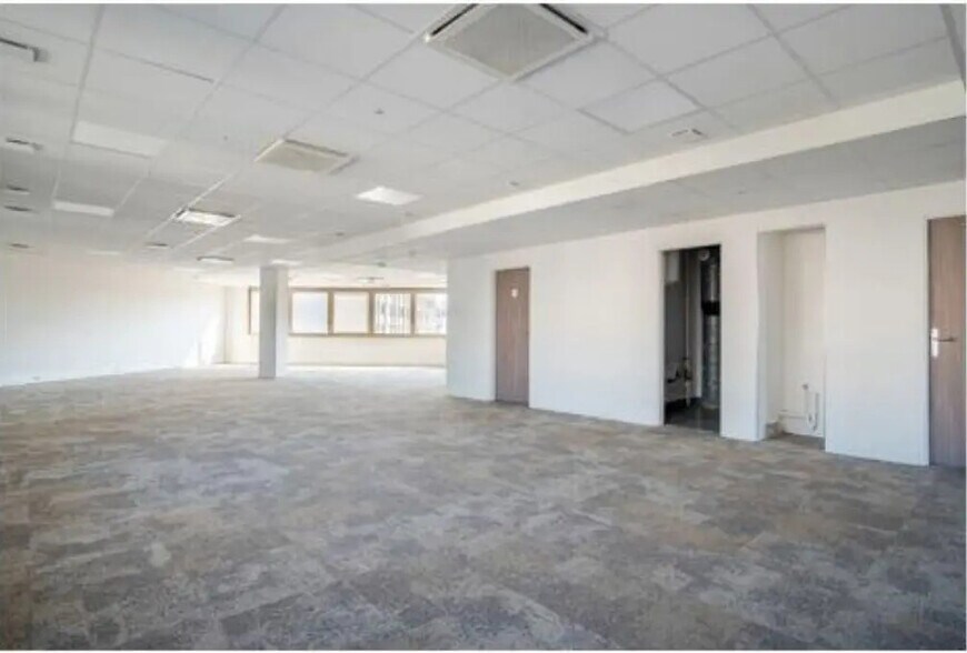 Office in Levallois-Perret for lease - Building Photo - Image 2 of 8