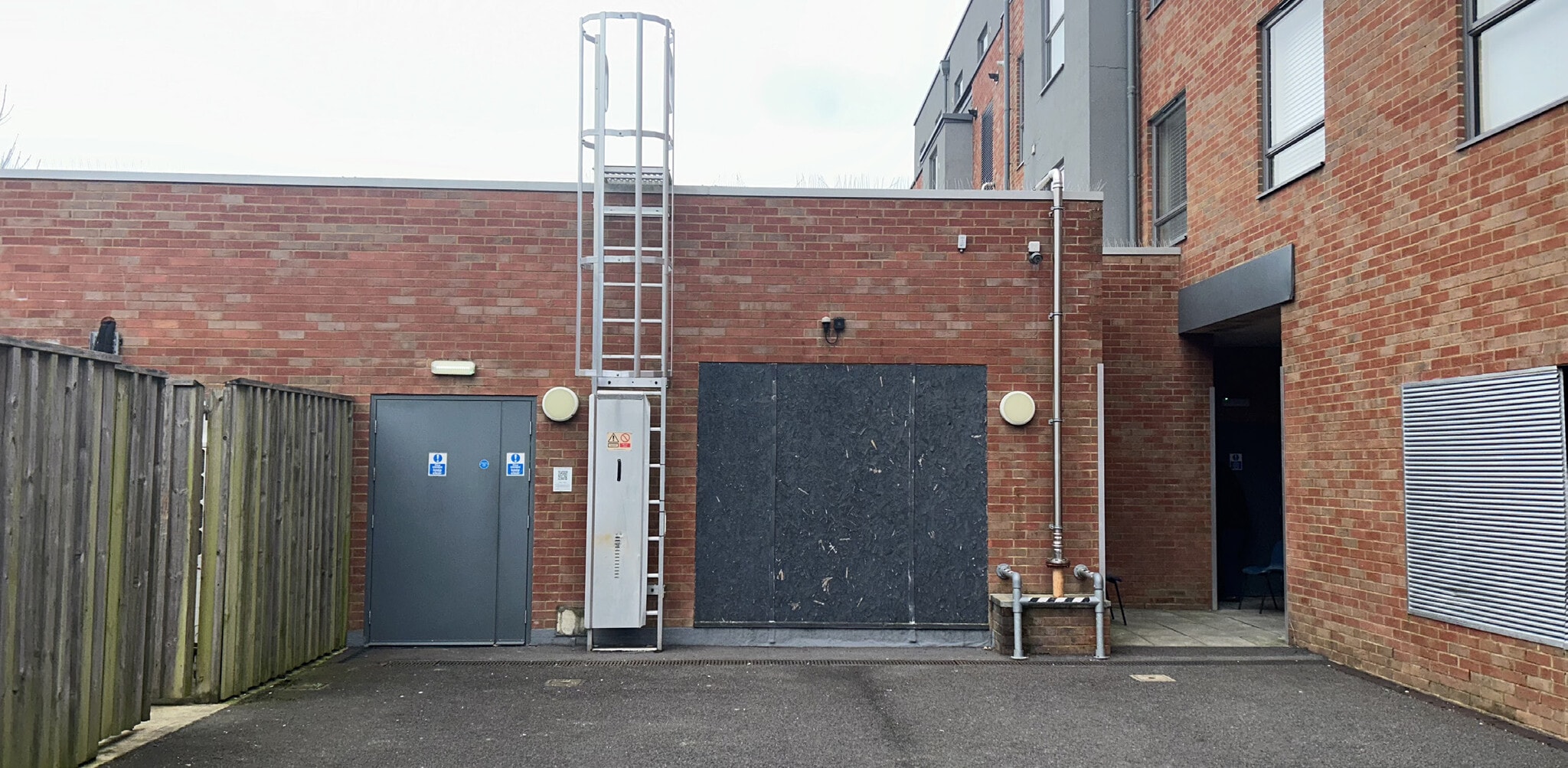 Little King St, East Grinstead for lease Building Photo- Image 1 of 2