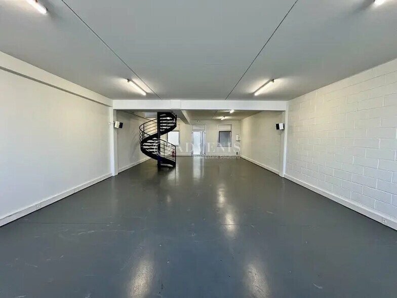 Flex in Herblay-sur-Seine for lease - Interior Photo - Image 2 of 12