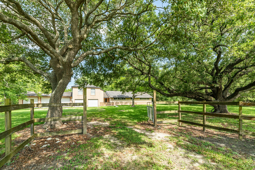 19927 Hwy 35 Rd, Alvin, TX for sale - Building Photo - Image 1 of 1