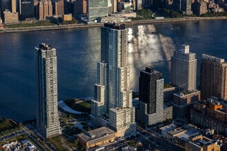 5203 Center Blvd, Long Island City, NY - AÉRIEN  Vue de la carte - Image1