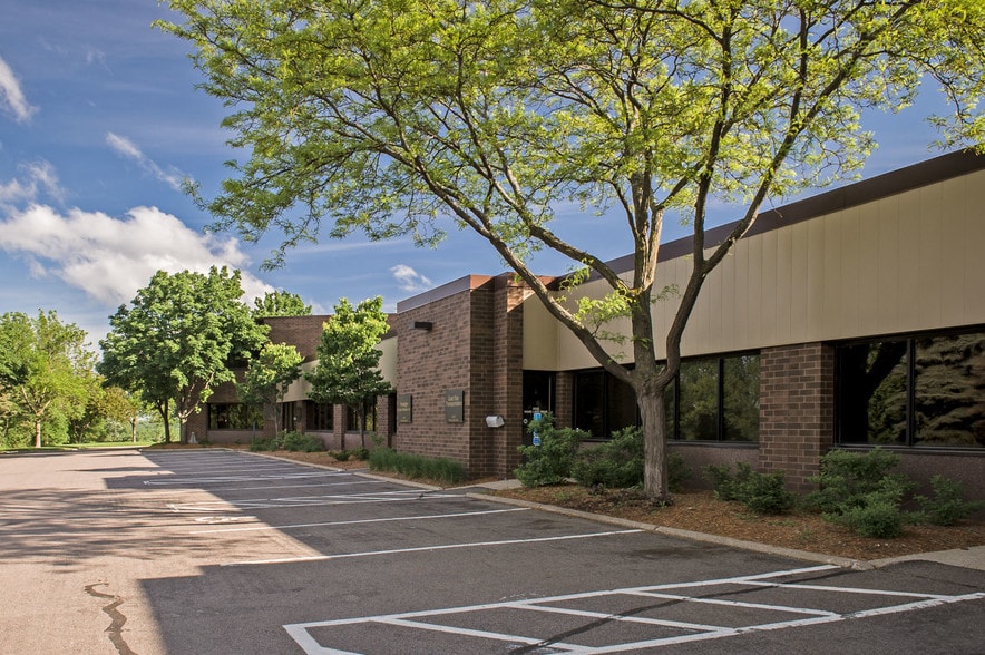 12201-12241 Wood Lake Dr, Burnsville, MN for lease - Building Photo - Image 1 of 32