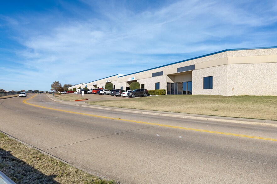 16500-16530 Westgrove Dr, Addison, TX à louer - Photo du bâtiment - Image 3 de 18