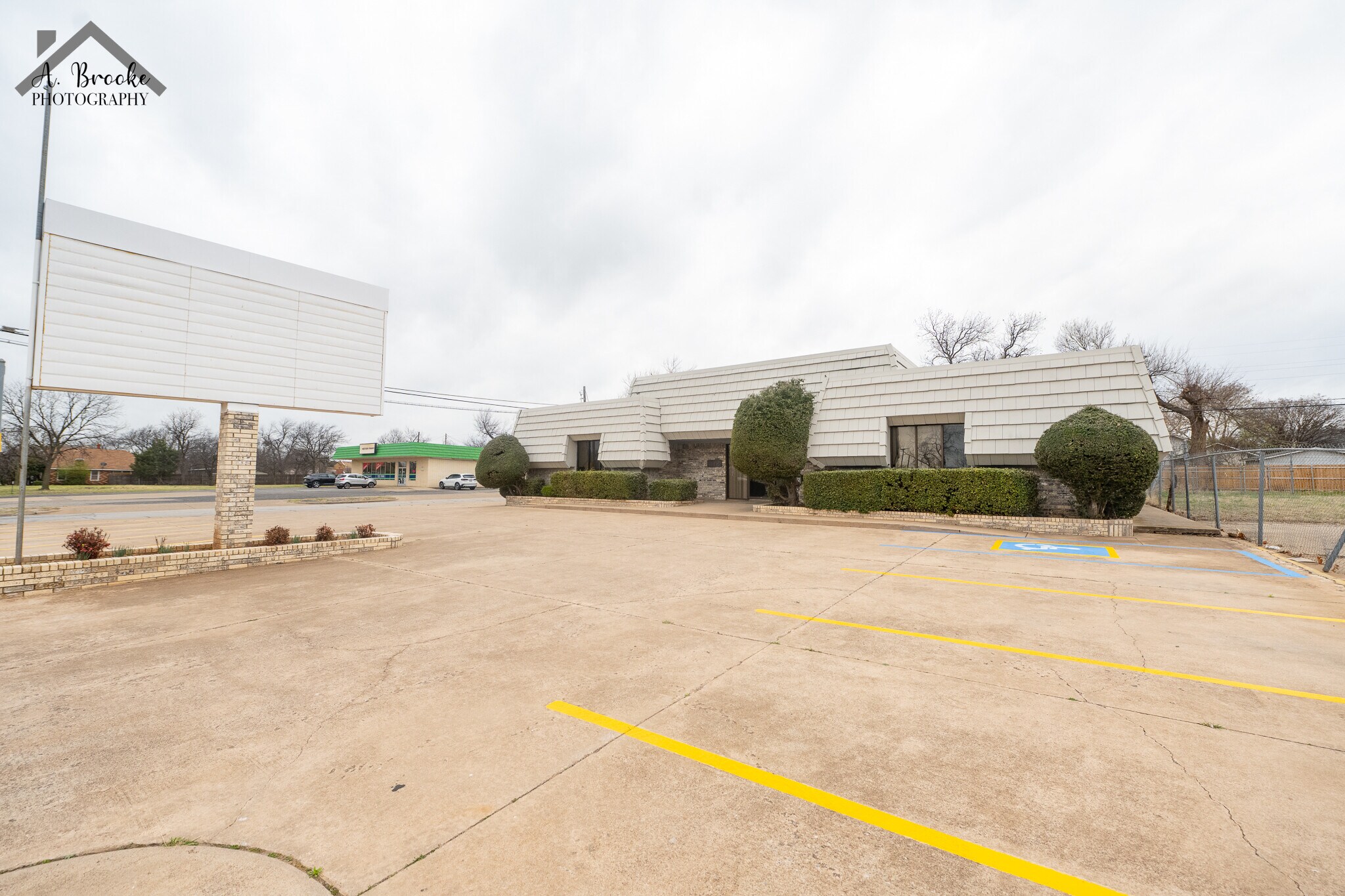 1712 Kemp Blvd, Wichita Falls, TX for lease Primary Photo- Image 1 of 5
