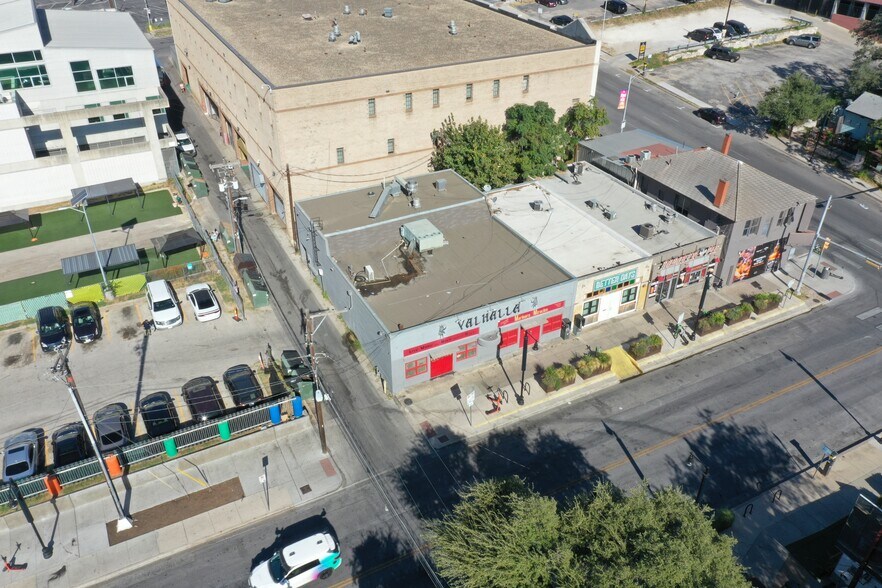 710 Red River St, Austin, TX à louer - Photo du bâtiment - Image 3 de 11