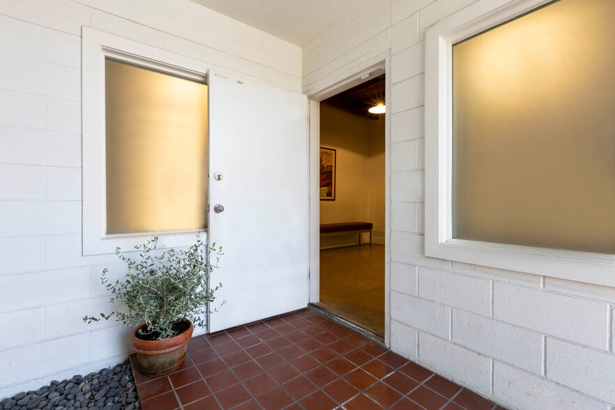 5908 Barton Ave, Los Angeles, CA for lease - Building Photo - Image 3 of 36