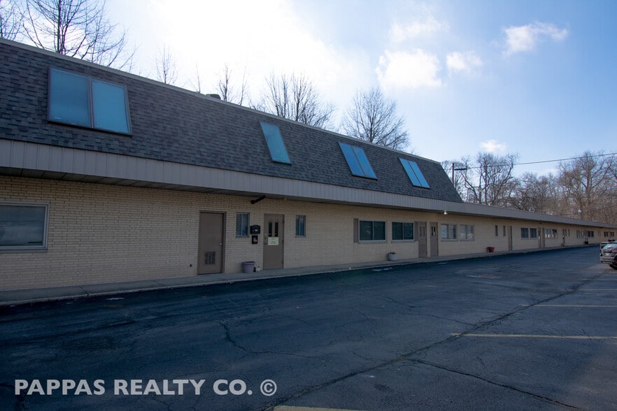 572 W Market St, Akron, OH à vendre - Photo du bâtiment - Image 2 de 7