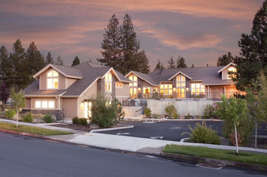 593 NW York Dr, Bend, OR à vendre - Photo du bâtiment - Image 2 de 8