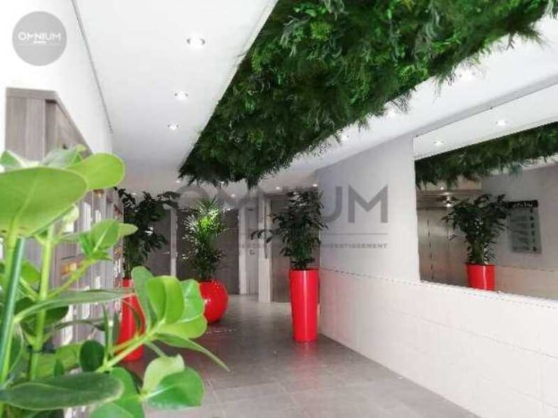 Office in Lyon for lease - Lobby - Image 2 of 8
