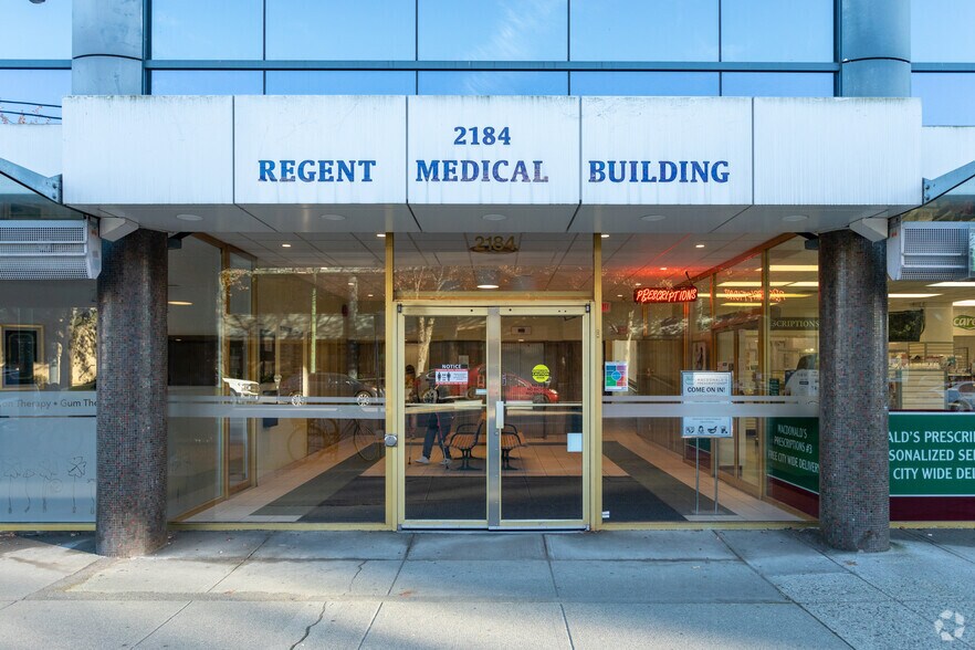 2184 W Broadway, Vancouver, BC à louer - Photo du bâtiment - Image 3 de 7