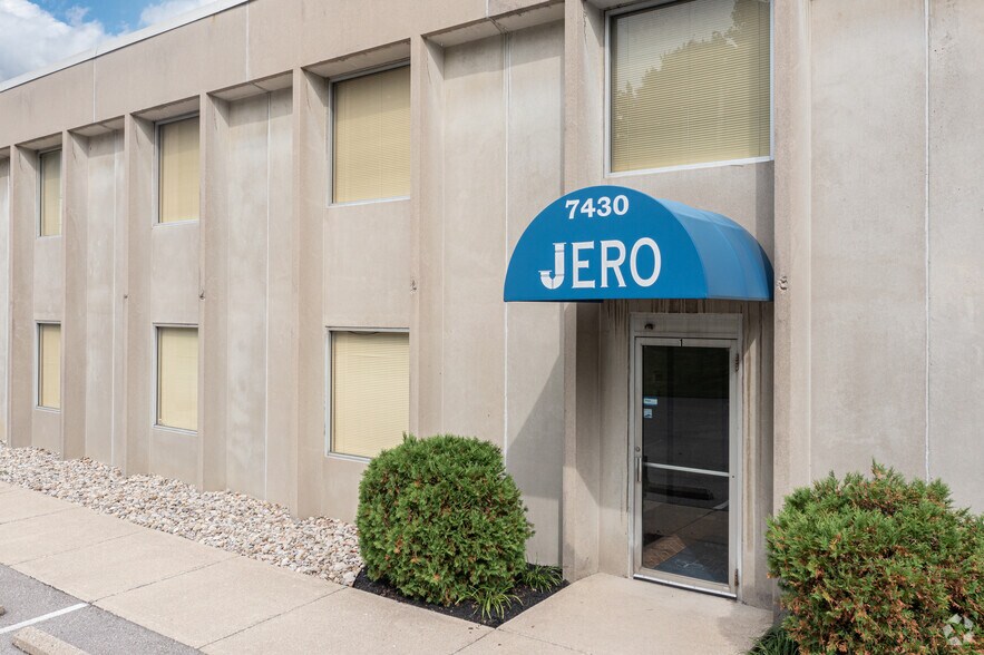 7430 Empire Dr, Florence, KY à vendre - Photo du bâtiment - Image 2 de 4