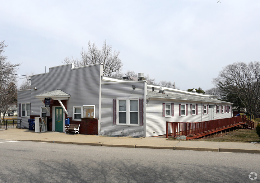 830 Oakland Beach Ave, Warwick, RI à vendre - Photo principale - Image 1 de 1