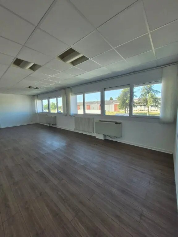 Office in  for lease Interior Photo- Image 1 of 6