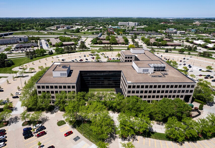 7000 Vista Dr, West Des Moines, IA à louer - Photo du bâtiment - Image 1 de 4