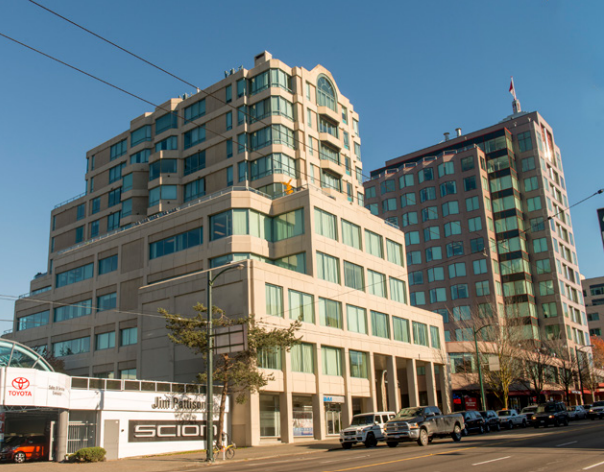 1355-1371 W Broadway, Vancouver, BC à louer Photo du bâtiment- Image 1 de 2