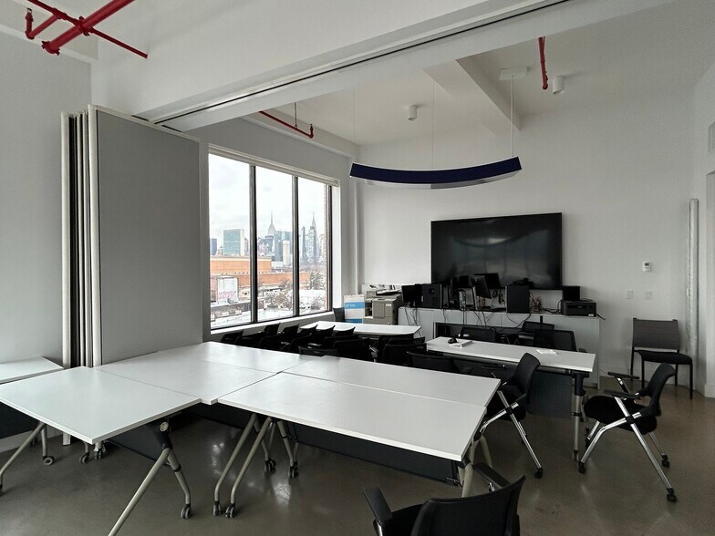 4310 9th St, Long Island City, NY à louer - Photo du bâtiment - Image 2 de 7