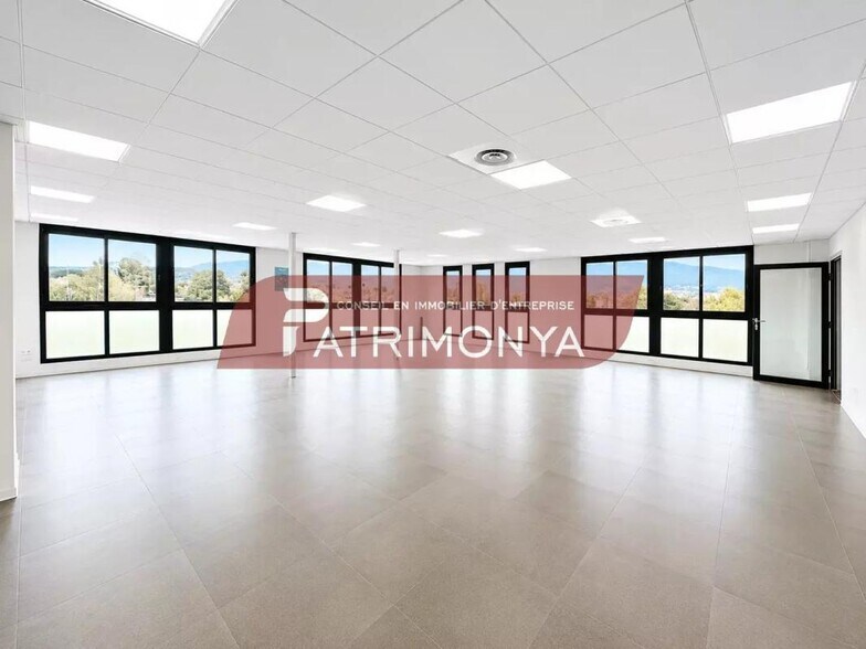 Office in Aubagne for lease - Interior Photo - Image 2 of 4