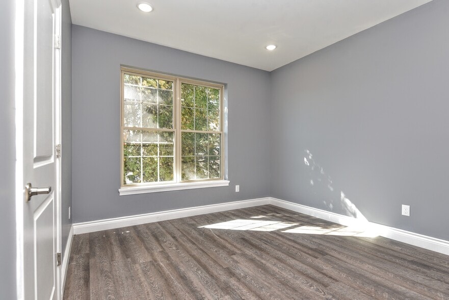 18 Unit Multifamily Portfolio portfolio of 2 properties for sale on LoopNet.ca - Building Photo - Image 3 of 12