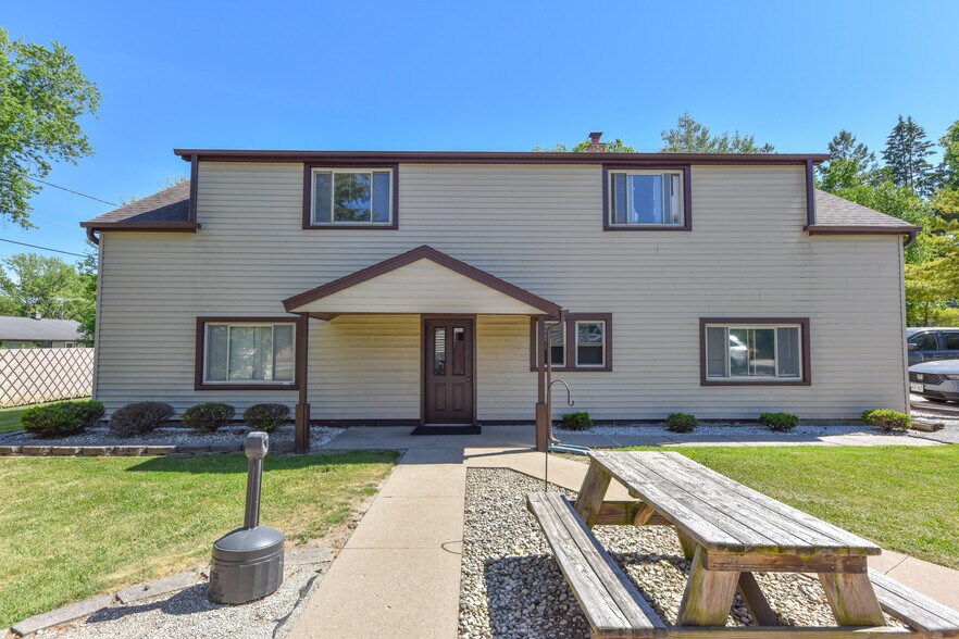 N96W20275 County Line Rd, Menomonee Falls, WI à vendre - Photo du bâtiment - Image 2 de 50