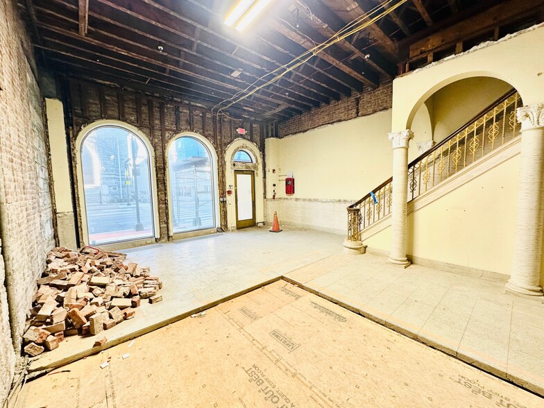 258 Atlantic St, Stamford, CT for sale - Interior Photo - Image 2 of 12