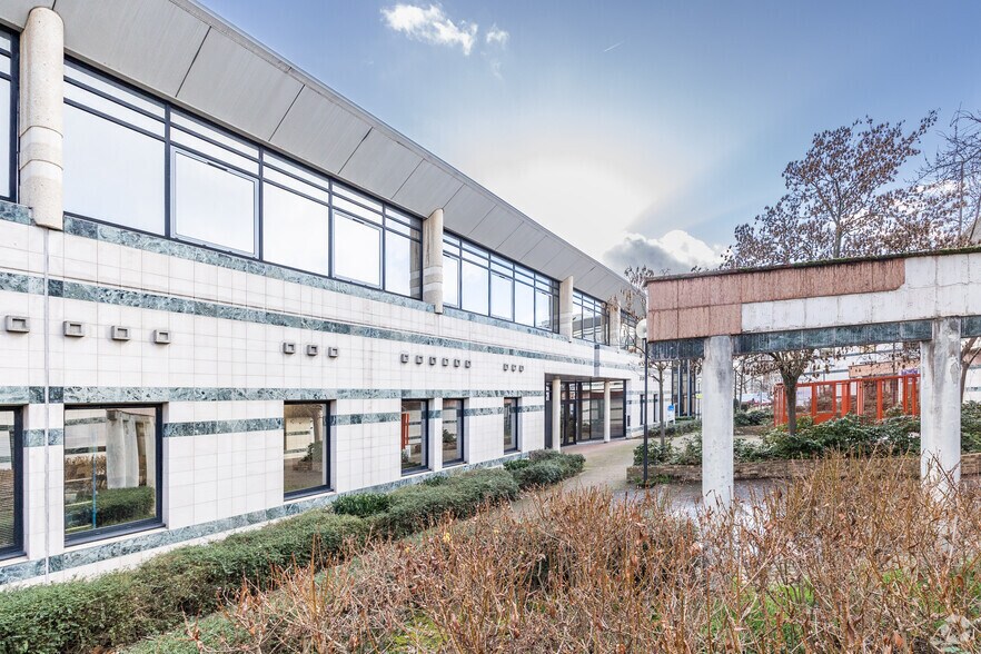 3 Place Du Village, Gennevilliers à vendre - Photo du bâtiment - Image 2 de 12