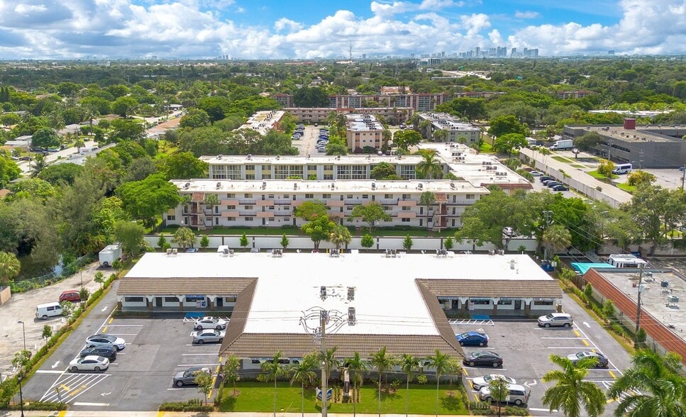 1064 Sunset Strip, Sunrise, FL à louer - Photo du bâtiment - Image 2 de 20
