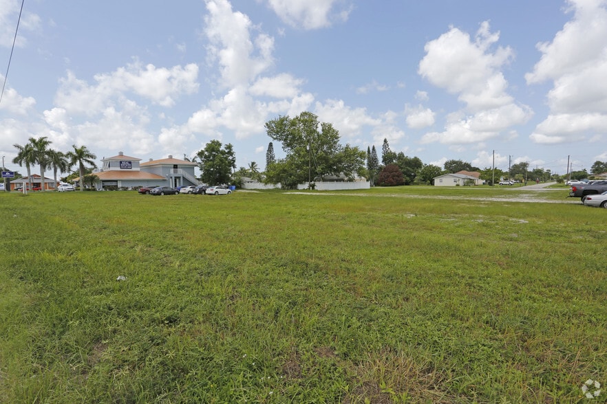 1202 Del Prado Blvd S, Cape Coral, FL for sale - Primary Photo - Image 1 of 3