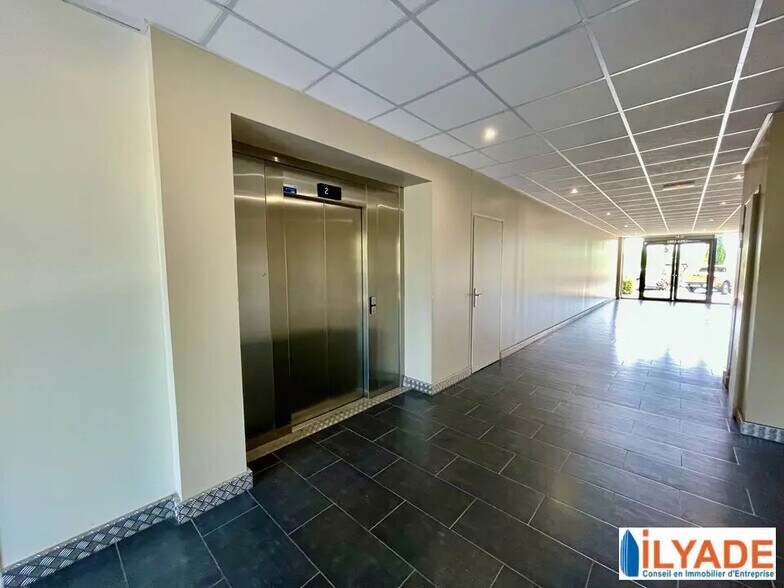 Office in Éguilles for lease - Lobby - Image 2 of 3