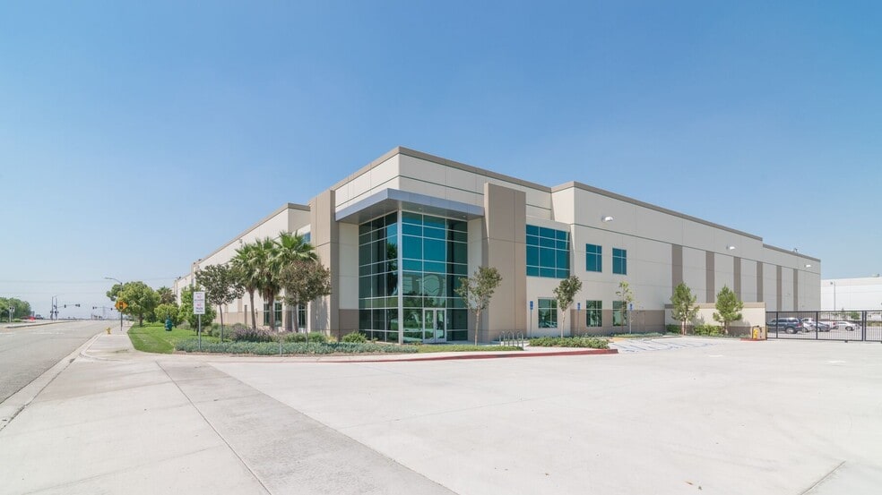 13310 Valley Blvd, Fontana, CA à louer - Photo du bâtiment - Image 1 de 2