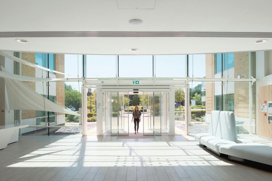 Bureau dans Fareham à louer - Photo du bâtiment - Image 3 de 21