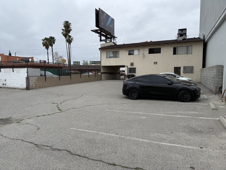 11354 Burbank Blvd, North Hollywood, CA for lease - Building Photo - Image 2 of 18