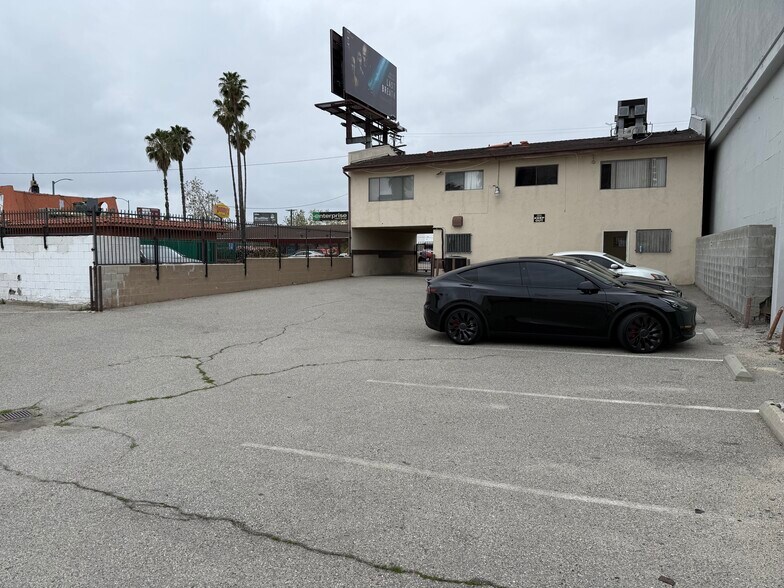 11354 Burbank Blvd, North Hollywood, CA à louer - Photo du bâtiment - Image 2 de 18