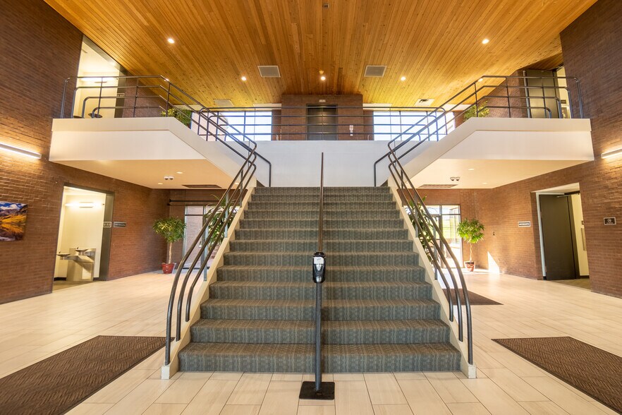 12150-12200 E Briarwood Ave, Centennial, CO à louer - Hall d’entrée - Image 3 de 15