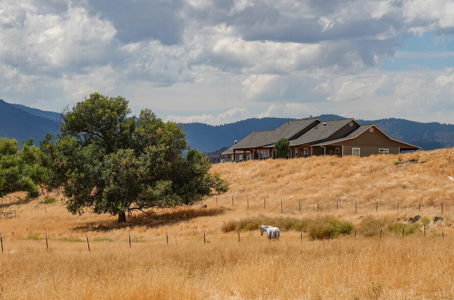 1704 Gregory Mountain Rd, Montague, CA for sale - Primary Photo - Image 1 of 1