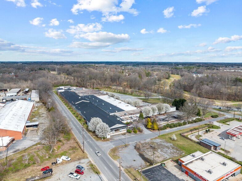 1801 S University Pky, High Point, NC à vendre - Photo du bâtiment - Image 2 de 28