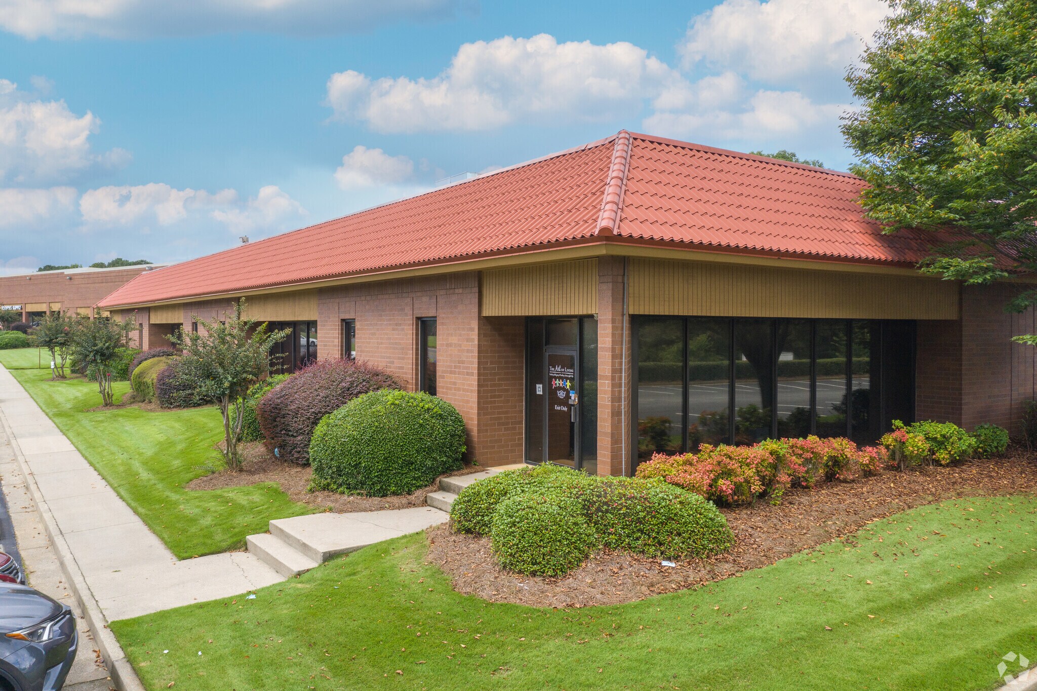 4896 N Royal Atlanta Dr, Tucker, GA à louer Photo du bâtiment- Image 1 de 6