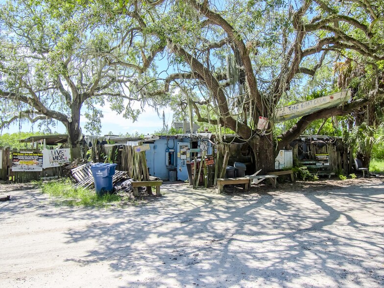 1761 BECKET Way, Tarpon Springs, FL à vendre - Photo du bâtiment - Image 2 de 84