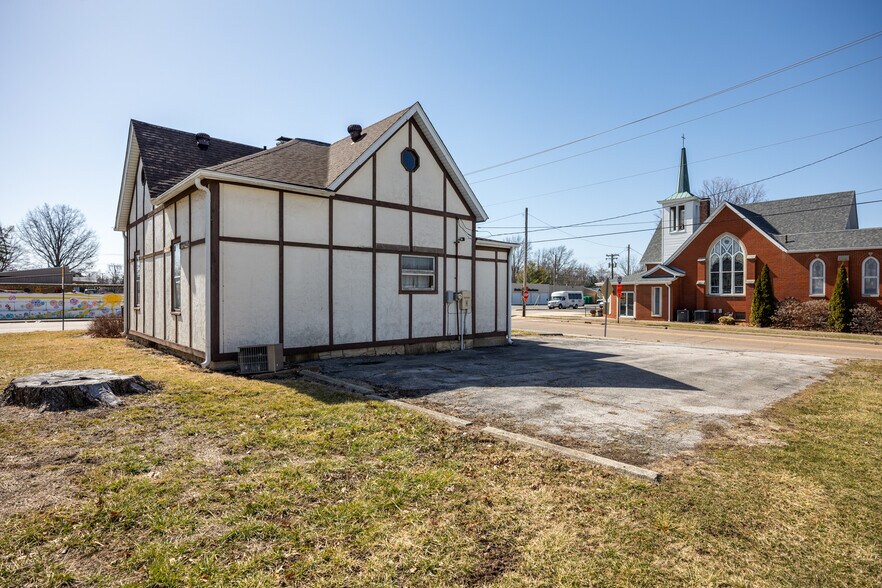425 W Main St, Staunton, IL à vendre - Photo du bâtiment - Image 3 de 17