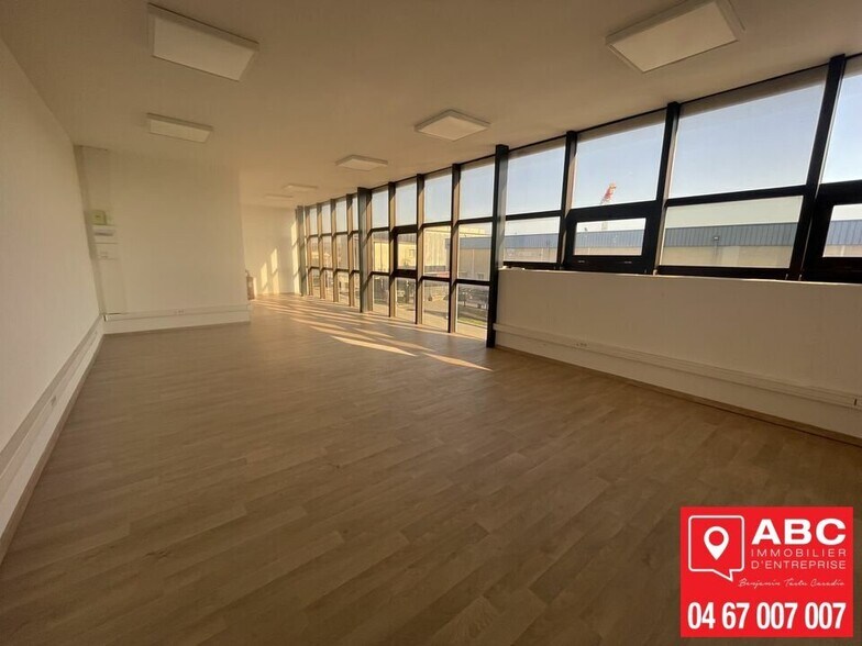 Flex in Sète for lease - Interior Photo - Image 3 of 5